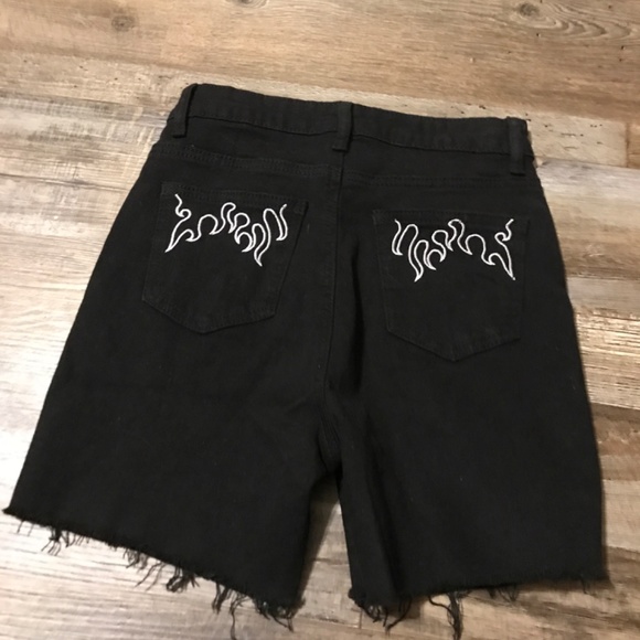 BLACK FINGERTIP LENGTH SHEIN TEEN SHORTS SIZE 12-13 - Picture 2 of 3